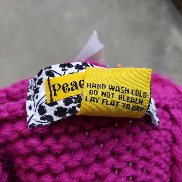 NEW $26 women NORDSTROM knitted pink scarf hearts - Picture 9 of 11